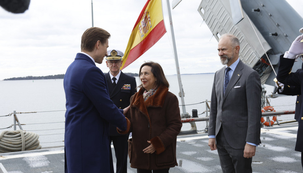 Ministro de defensa de finlandia antti hkknen a bordo de la fragata f 102 almirante juan de borbn en helsinki foto marco romero mde 53655499011 o