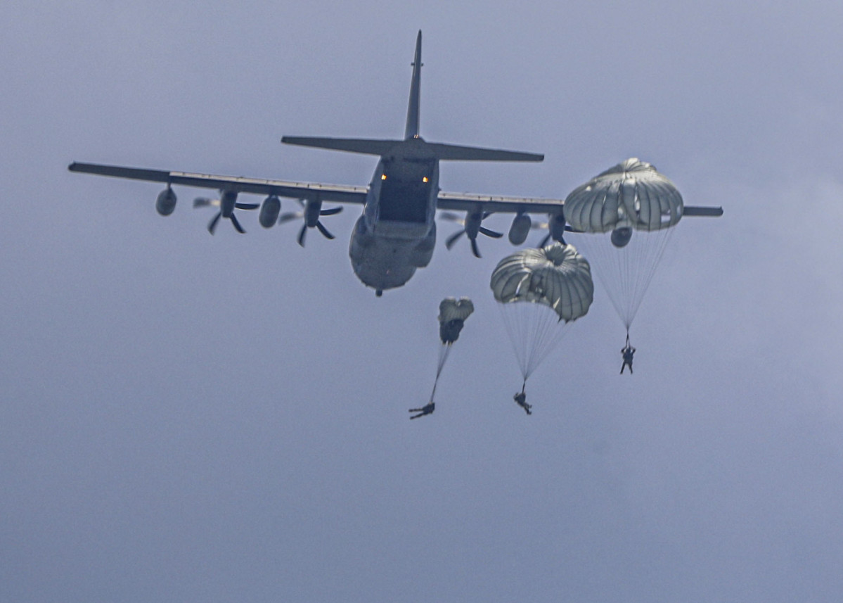 Salto en paracaídas desde un avión Lockheed Martin C 130J Super Hercules de la USAF Firma 7th Special Forces Group (Airborne) del US Army