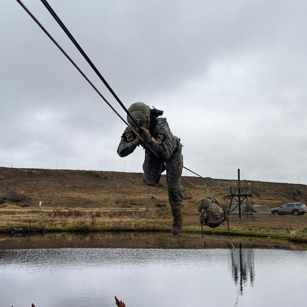 Cruce de pasarela de cuerda en comperencia Mejor Guerrero 2024 Firma Ejército de Chile