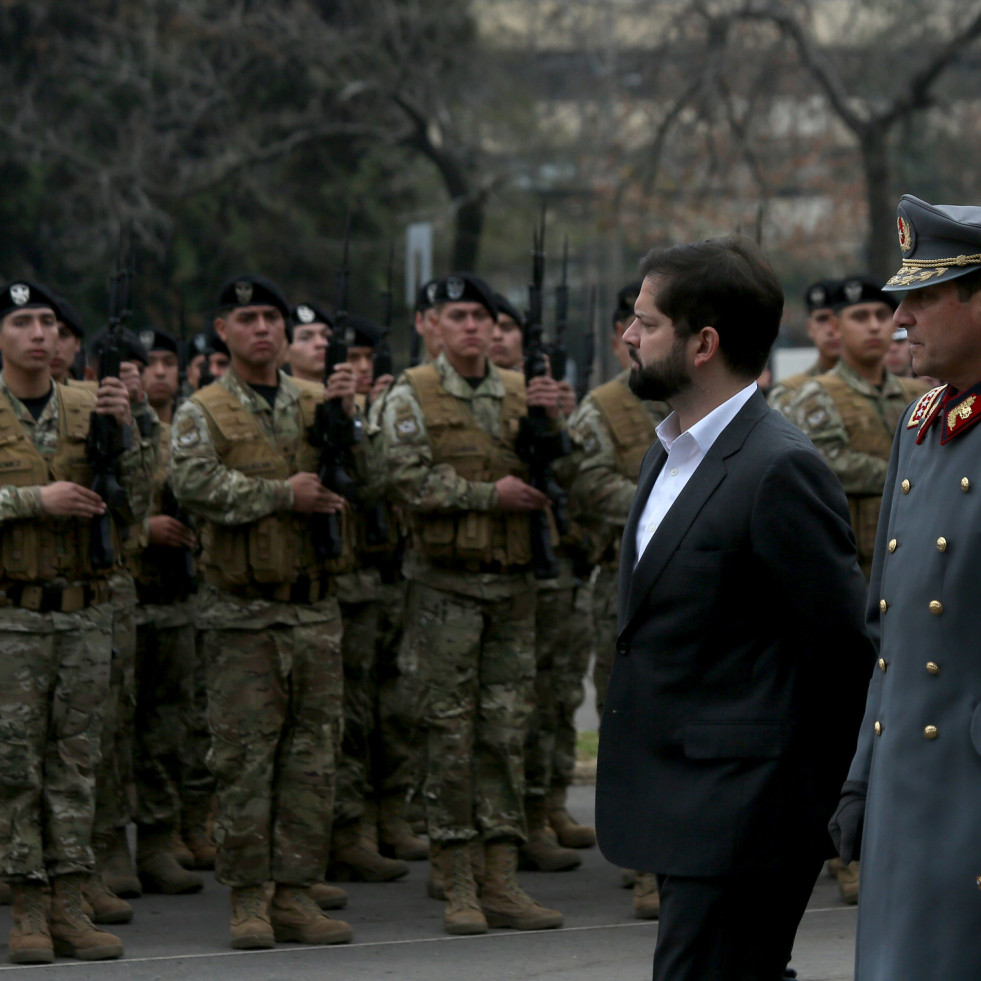 El presidente Boric y el general Iturriaga en la ceremonia del Juramento a la Bandera año 2023 Firma Ministerio de Defensa Nacional de Chile