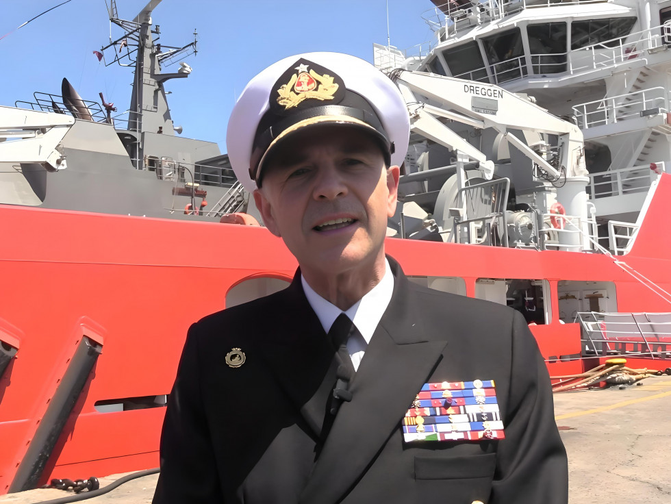 Almirante Juan Andrés De la Maza en la ceremonia de incorporación del remolcador ATF 60 Lientur Firma Armada de Chile