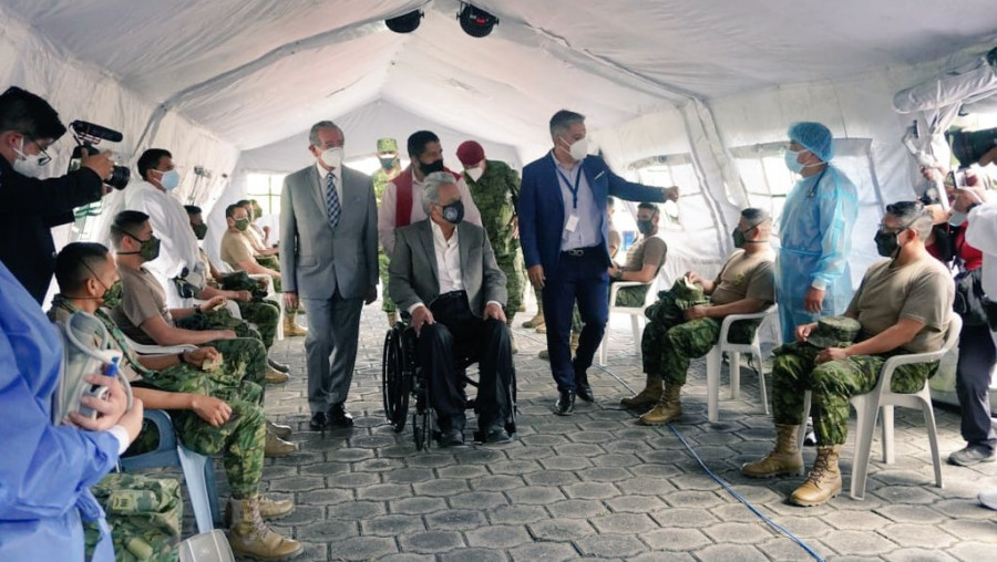 El presidente Lenin Moreno durante la vacunación de las FFAA. Fotos Ejército Ecuatoriano