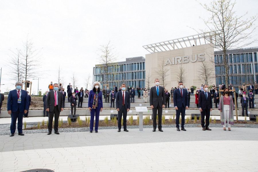 Autoridades y la plantilla de Airbus frente al nuevo edificio. Foto Airbus