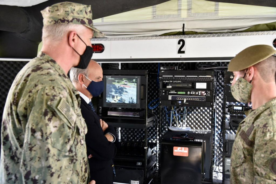 El almirante Faller observando un centro de comunicaciones donado por USA. Foto Embajada de USA en Uruguay