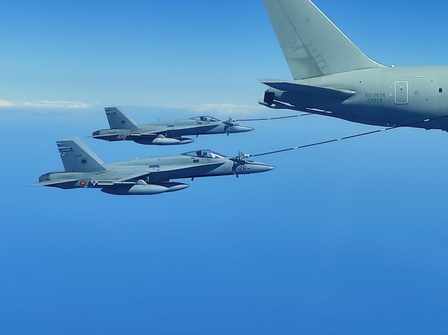 Dos cazas F-18 en una maniobra de repostaje en vuelo. Foto Ejército del Aire
