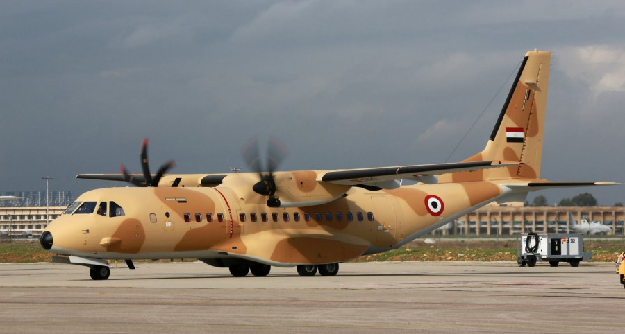 Avión C295 con los colores de la Fuerza Aérea Egipcia tras su montaje final en Sevilla. Foto Airbus