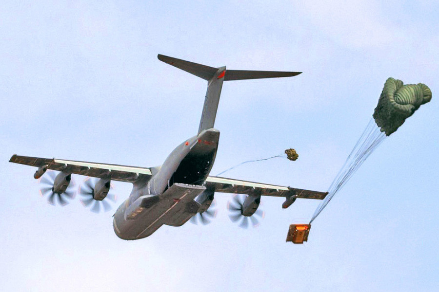 Lanzamiento de una carga pesada desde el A400M durante las pruebas de certificación. Foto: Ministerio de Defensa