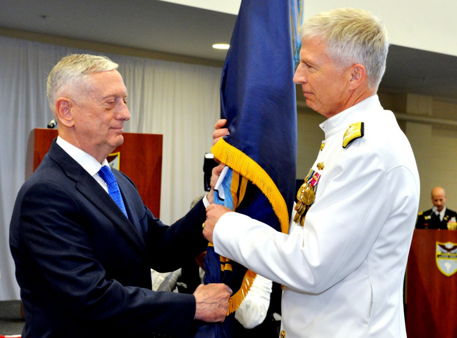 El almirante Faller recibe el estandarte del Comando Sur de manos del secretario Mattis. Foto: U.S. Southern Command.
