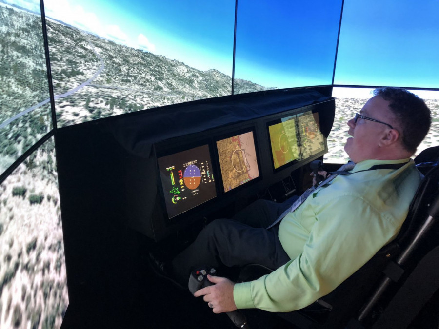 Simulador en el stand de Sikorsky en AUSA. Foto: G. Porfilio.
