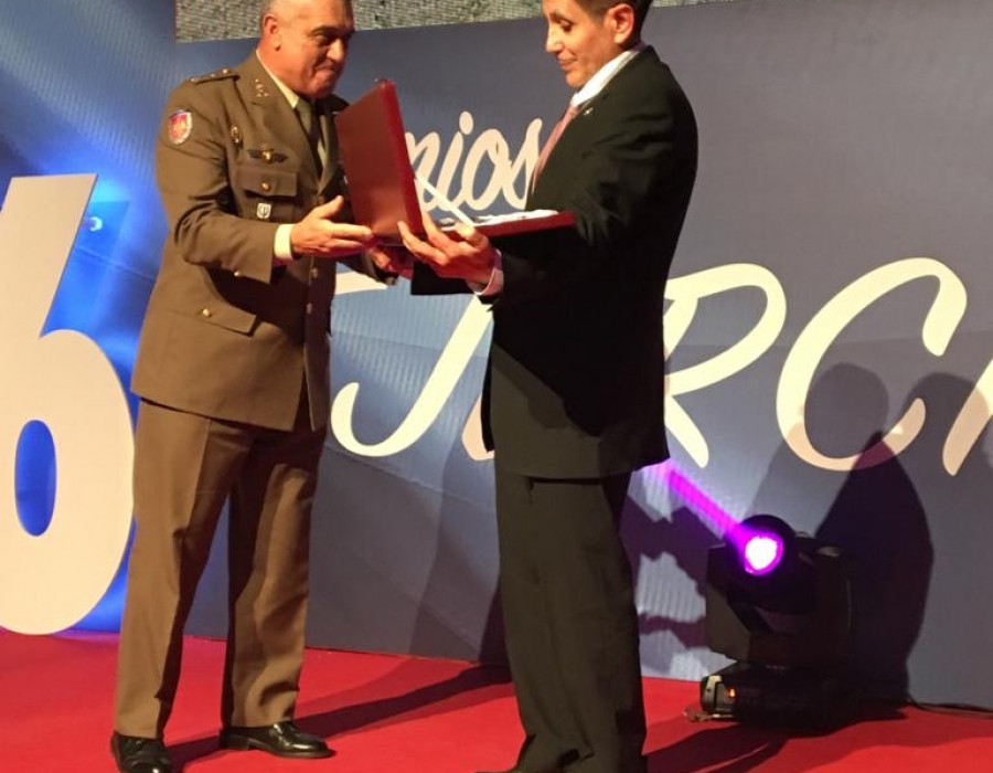 El JEME entrega la distinción especial al periodista Emilio Andreu. Foto: Ejército de Tierra