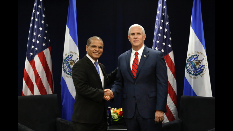 Los vicepresidentes de El Salvador, Oscar Ortiz, y de EEUU, Mike Pence. Foto: Departamento de Estado de EEUU.