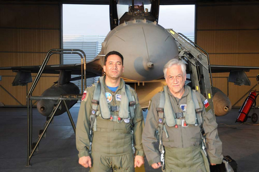 El presidente Piñera y el comandante Fernández con un F-16 Block 50 en la base aérea Los Cóndores. Foto: FAch.