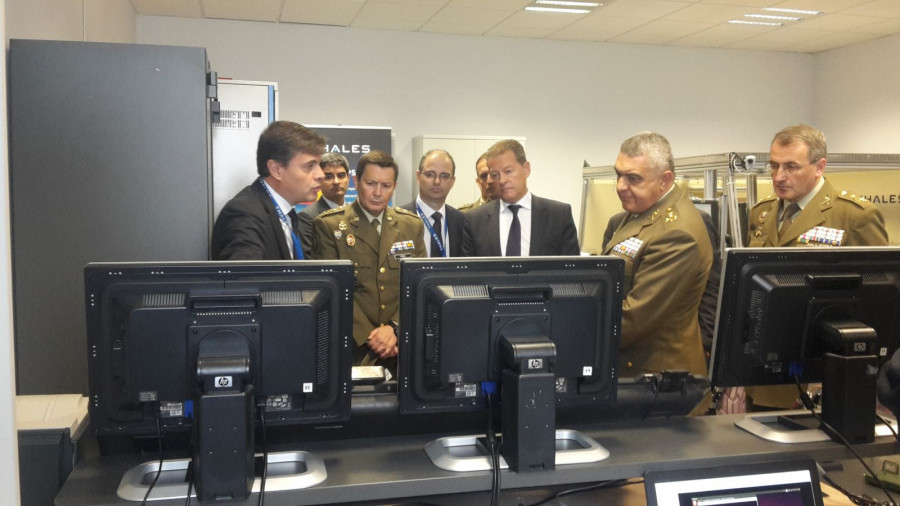 El JEME junto al presidente de Thales en España en la vista a sus instalaciones de Getafe. Foto: Thales España