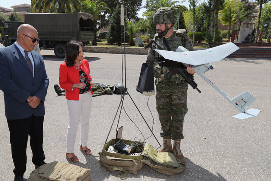 Robles durante la demostración de capacidades de la Legión. Foto: Ministerio de Defensa