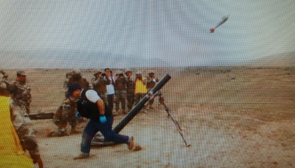 El ingeniero Sergio Casanave dispara un mortero en un campo de ensayos en Lima. Foto: Diseños Casanave Corporation