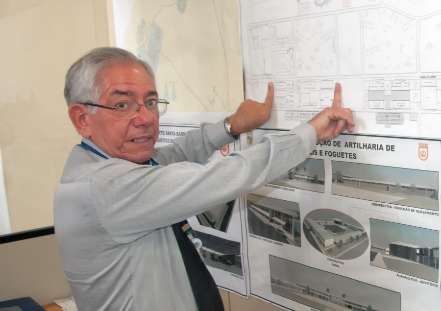 El gerente del PEE Astros 2020, general Barreto, describe el Fuerte Santa Bárbara.
