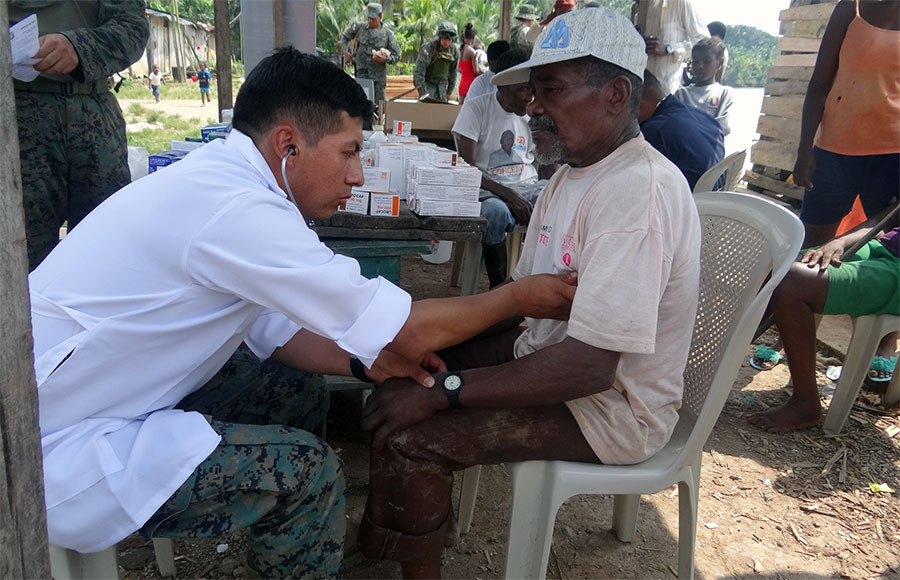 Médico militar ecuatoriano prestando asistencia en salud en la frontera. Foto: Ministerio de Defensa Nacional del Ecuador.