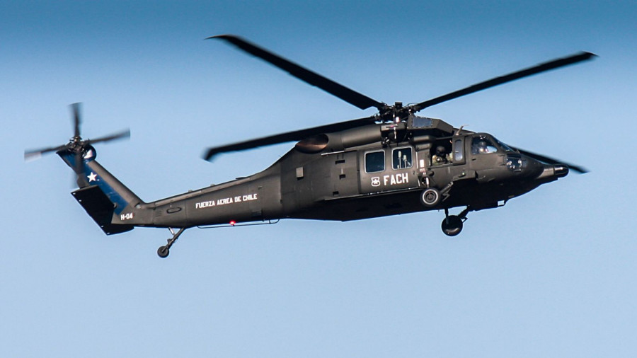 MH-60M Black Hawk de la FACh sobrevolando la base aérea El Bosque. Foto: Issan Valenzuela
