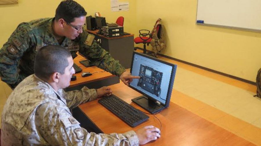 Instrucción en simulador de panel de radio de la I División de Ejército. Foto: División Doctrina Ejército de Chile
