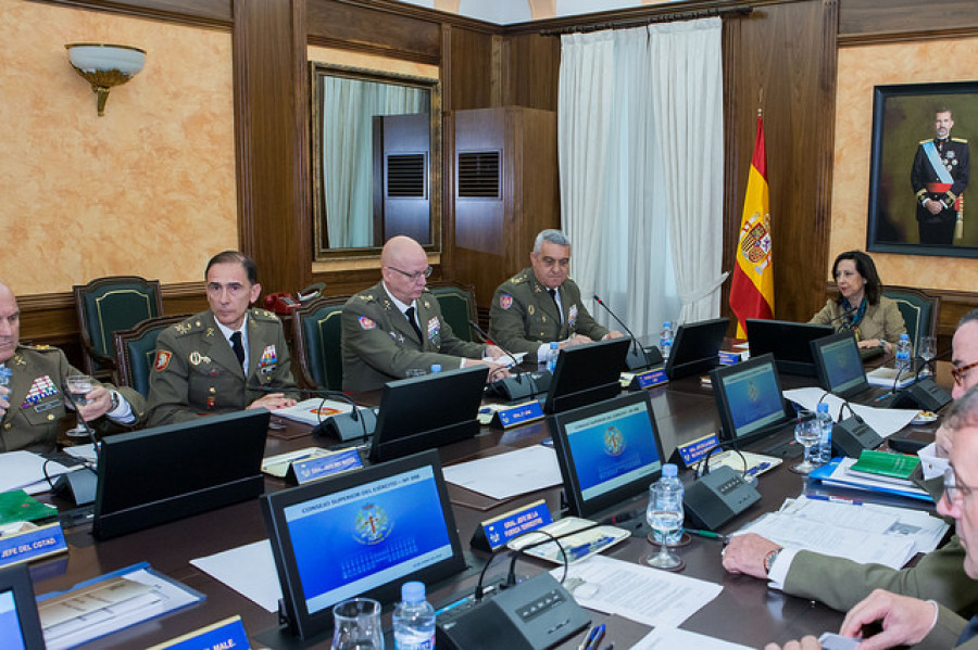 La ministra de Defensa, Margarita Robles, preside el Consejo Superior del Ejército de Tierra. Foto: Ministerio de Defensa
