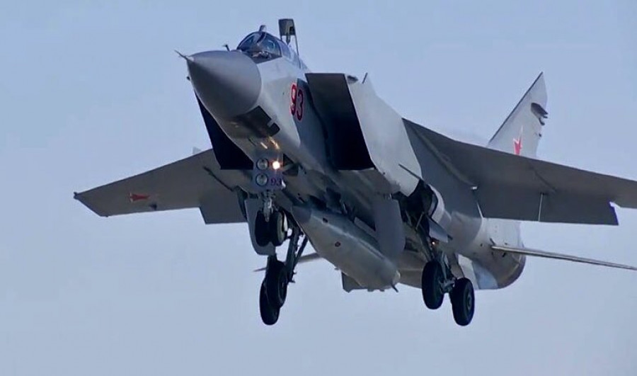 Misil Kinzhal bajo el fuselaje de un caza MiG-31. Foto: TwitterRSS_40