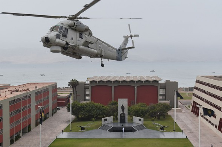 El primer SH-2G del Perú sobrevuela las instalaciones de la Escuela Naval, en el Callao. Foto: Marina de Guerra del Perú