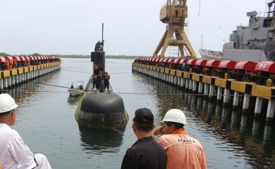 El submarino Sábalo en el sincroelevador durante la operación de varada. Foto: Diques y Astilleros Nacionales C.A. Dianca.