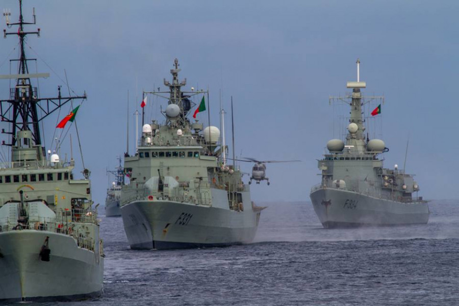 Al centro, la fragata portuguesa Álvares Cabral en la que este año se embarcó un oficial de la Armada de Chile. Foto: Marinha Portuguesa.