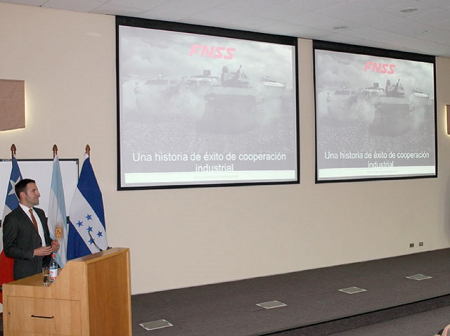 Presentación de Emrah Alpsan de FNSS en seminario de Academia Politécnica Militar. Foto: Cedoc Ejército de Chile