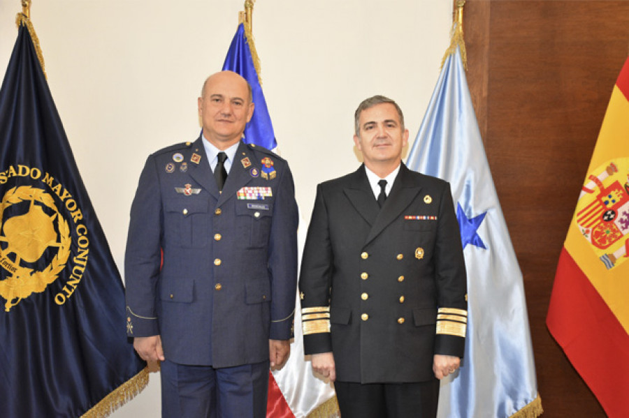 General de división del Ejército del Aire Bronchales y vicealmirante Aguirre. Foto: Ministerio de Defensa de Chile.