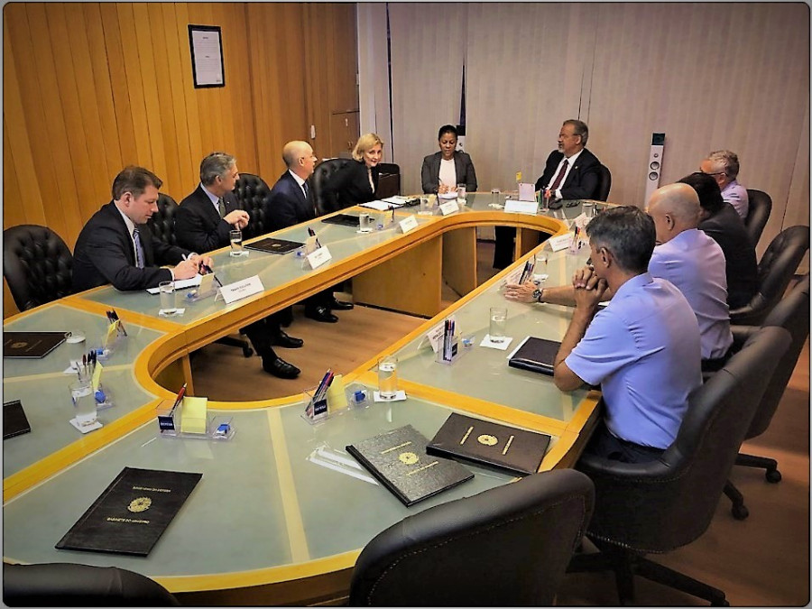 Reunión entre representantes de la empresa Boeing y las autoridades brasileñas.