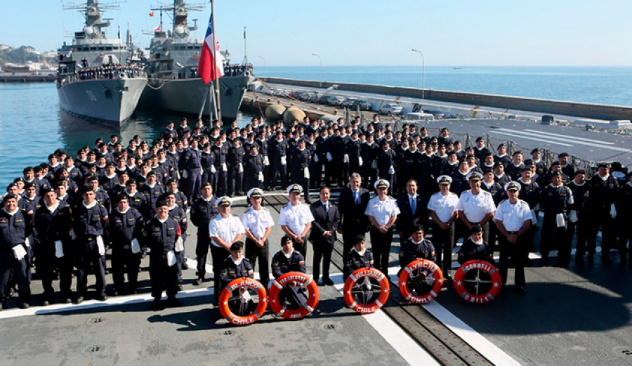 Espina en su visita a la Armada de Chile. Foto: Ministerio de Defensa.