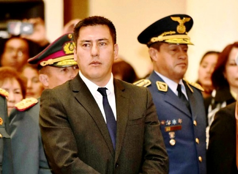 El nuevo ministro de Defensa en el acto de juramentación. Foto: Agencia Boliviana de Información.