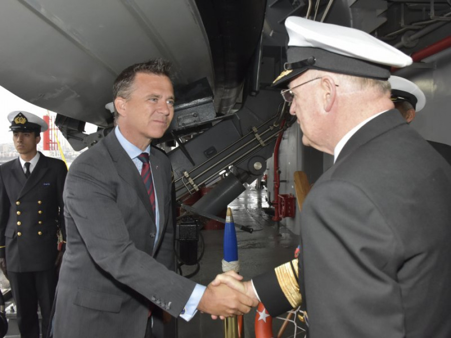 El ministro para las Fuerzas Armadas del Reino Unido visita el OPV Toro. Foto: Armada de Chile.