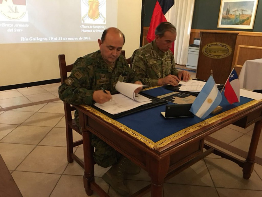 Firma de las actas de la Reunión Bilateral de Comandos Fronterizos 2018. Foto: Ejército de Chile