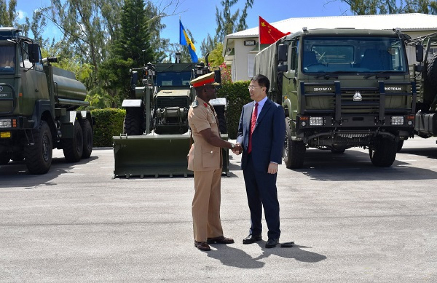 El coronel Grannum y el embajador Xiusheng en la ceremonia de entrega de los equipos. Foto: Barbados Defence Force.