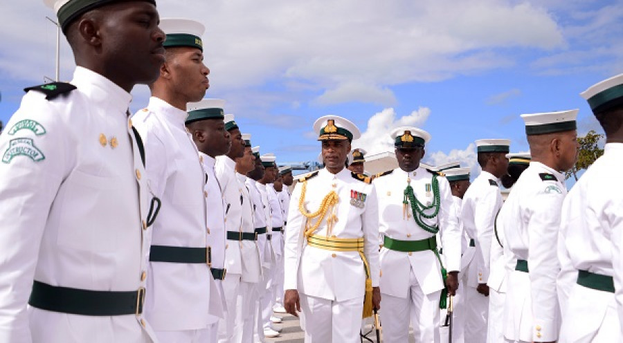 El comodoro Bethel pasa revista a los efectivos bajo su mando. Foto: Royal Bahamas Defence Force.