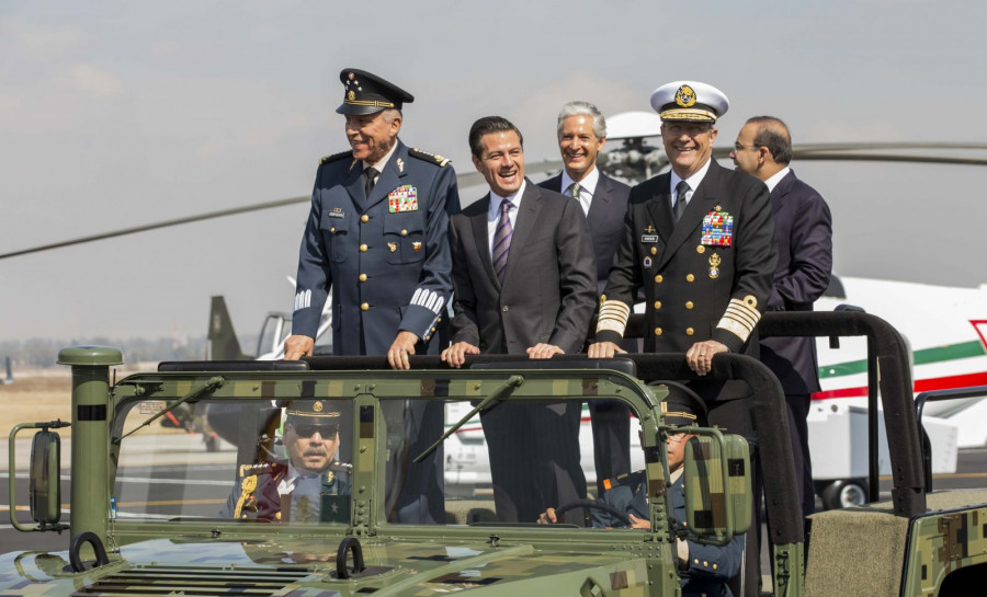 Peña Nieto pasa revista a las aeronaves de la FAM con los secretarios de Defensa y Marina. Foto: Presidencia. Manuel Mendarte.
