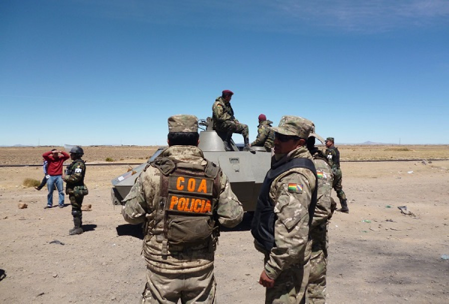 Efectivos militares y policiales en una operación de control aduanero. Foto: Agencia Boliviana de Información.