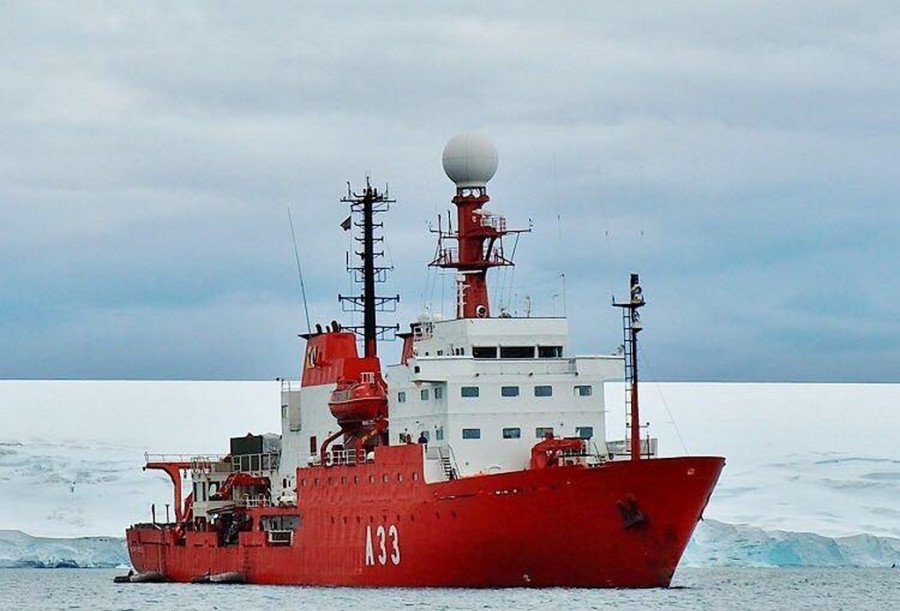 Buques Hespérides en aguas de la Antártida. Foto: Armada española