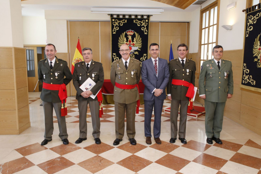 Los cinco militares condecorados junto con el director de asuntos jurídicos del cuartel aliado. Foto: Emad