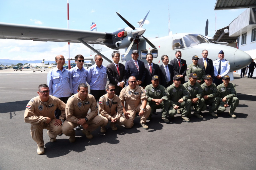 Personal del SVA frente a un avión Harbin Y-12E. Foto: Ministerio de Seguridad Pública de Costa Rica.