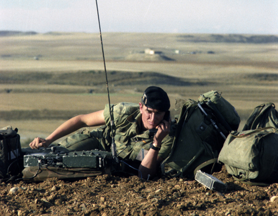 Soldado del Ejército de Tierra con la radio PR4G. Foto: Thales España