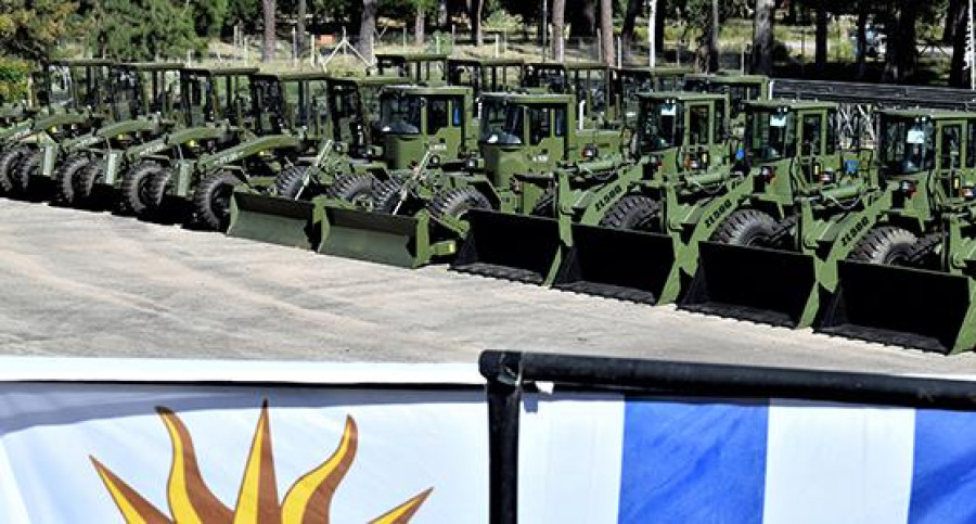 Maquinaria de construcción vial donada por China. Foto: Ejército Nacional del Uruguay.