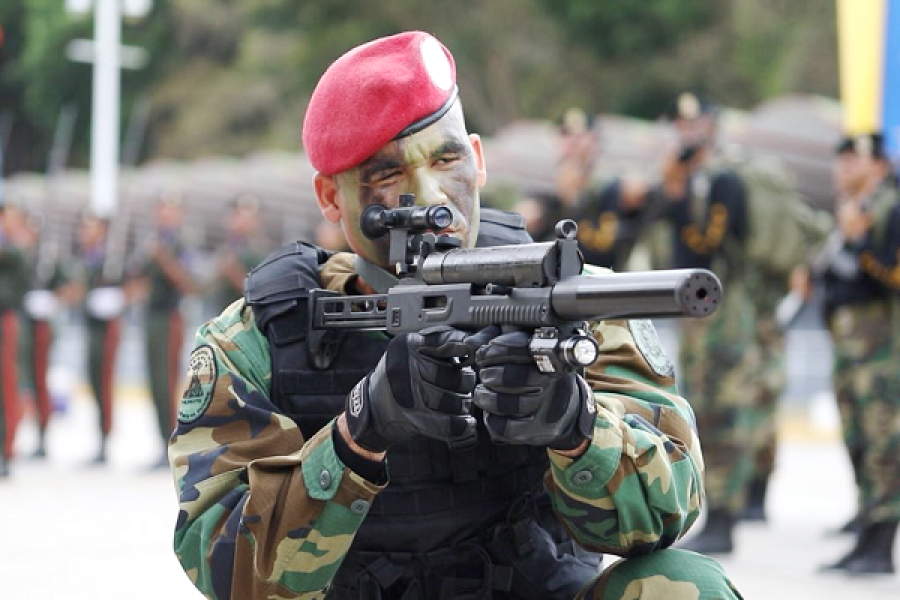 Efectivo de la Guardia de Honor Presidencial en posición de tiro con una subametralladora CF05. Foto: Ejército de Venezuela.