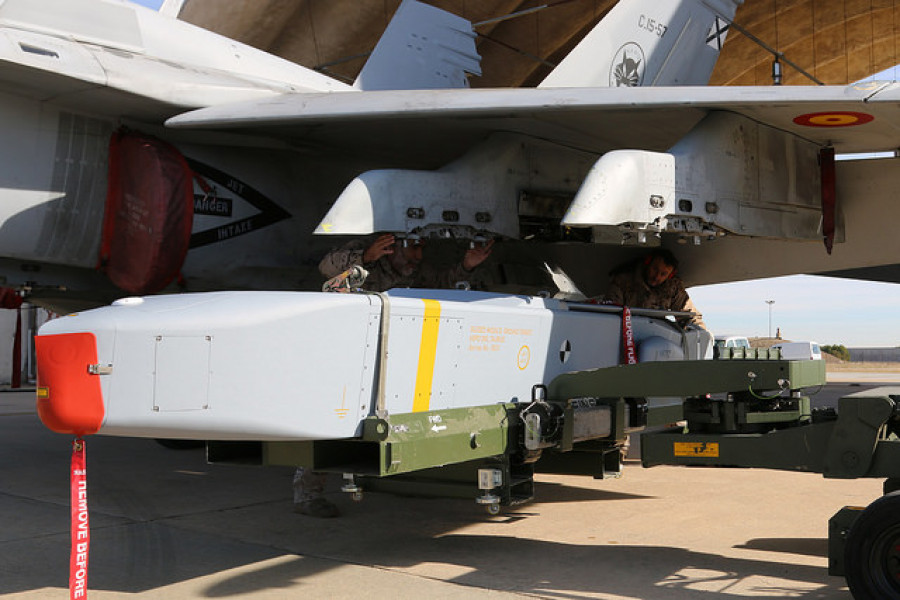 Integración del misil Taurus en un F-18. Foto: Ejército del Aire