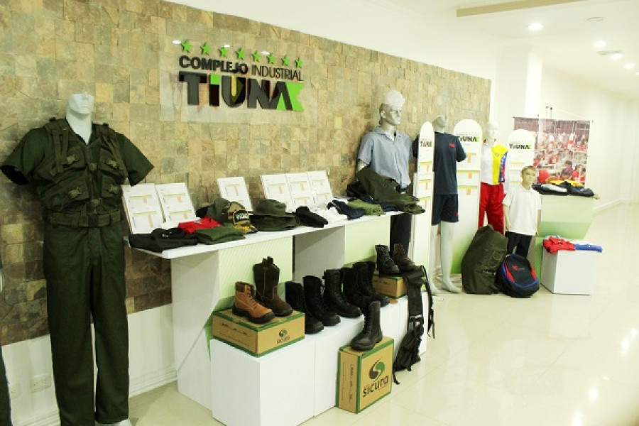 Stand donde se exhiben uniformes, calzados y accesorios de uso militar. Foto: Ministerio del Poder Popular para la Defensa.