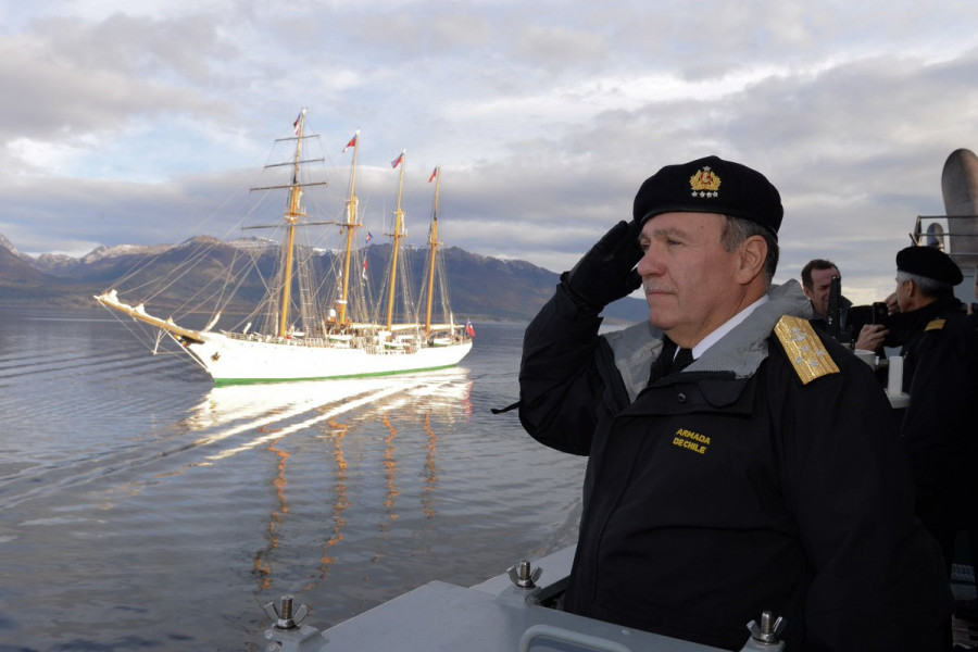 El almirante Julio Leiva saluda a los buques de la regata en su paso por el Canal Beagle. Foto: Armada de Chile