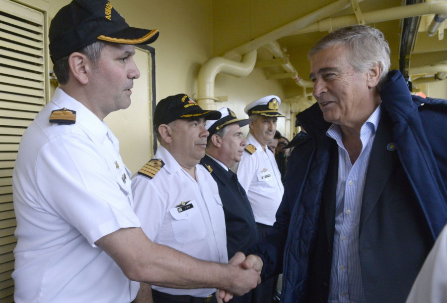 El ministro de Defensa, Oscar Aguad, saluda a la tripulación del Irízar. Foto: Ministerio de Defensa.