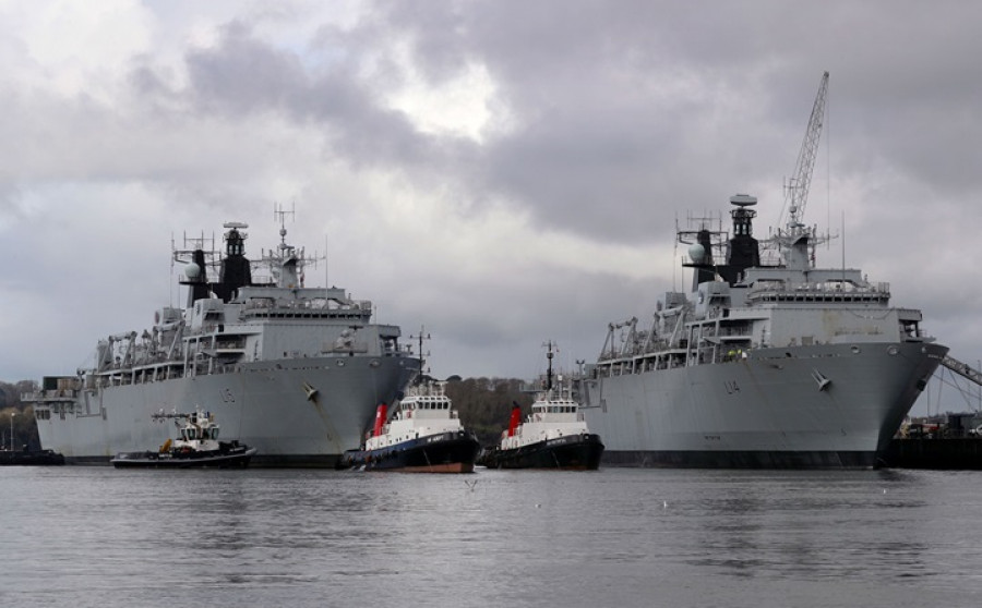Buques anfibios británicos HMS Bulwark y HMS Albion. Foto: Royal Navy